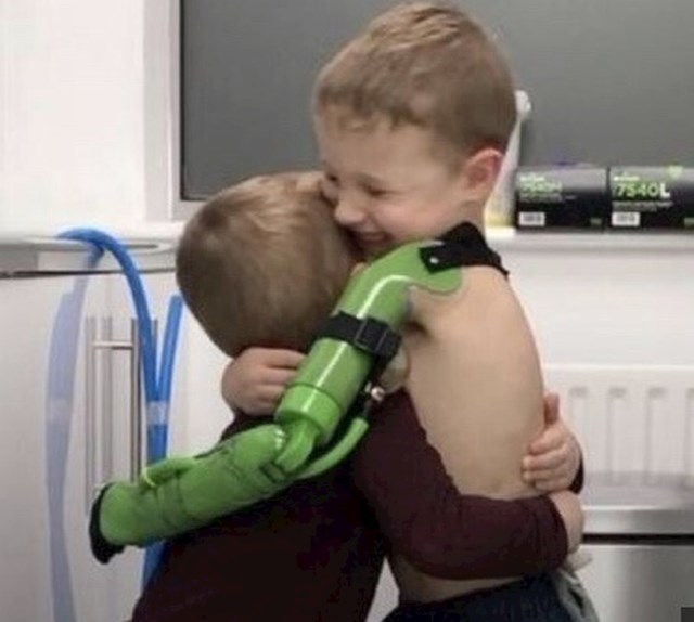 12. "Jacob napokon može zagrliti svojeg brata."