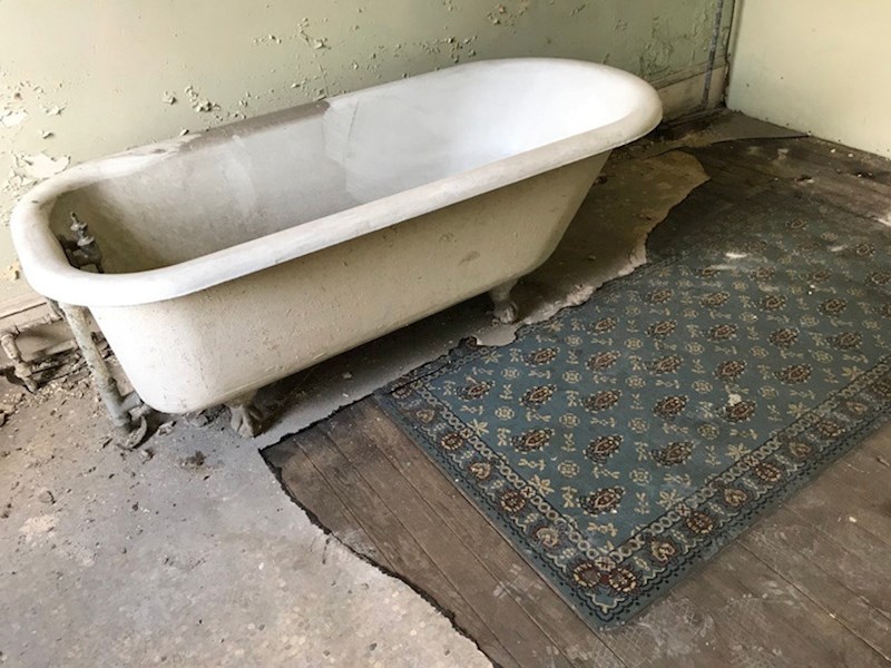 14. Pronašli su stari "tepih" odl pločica pod linoleumom