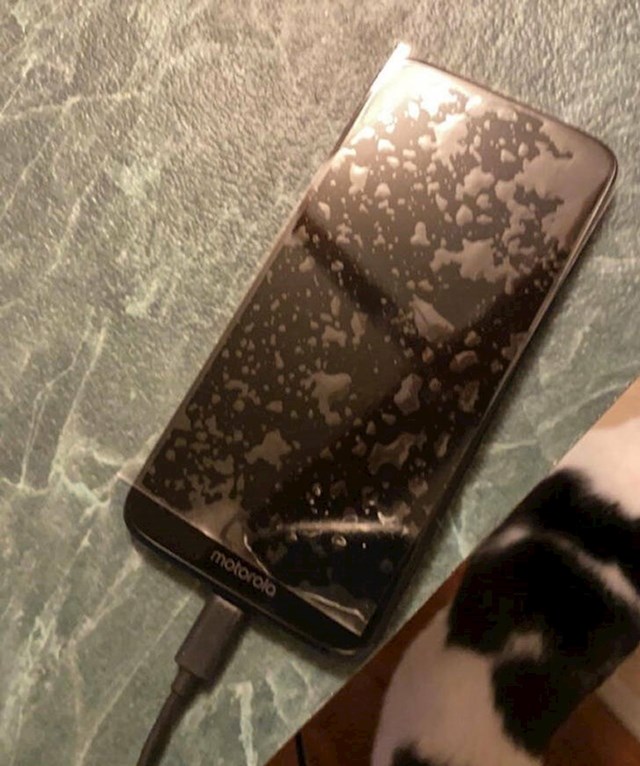 11. "Ovako izgleda mobitel moga tate. Kaže da ga ne ženi oštetiti..."