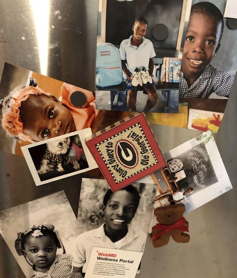 6. "Ovo su fotke djece s Haitija kojoj pomažemo. Dečko u sredini je postao arhitekt i sada on pomaže ostatku svoje obitelji."