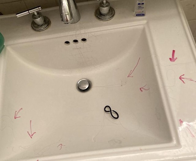 10. "Tata me zamolio da očistim umivaonik od svojih dlaka. Rekla sam mu da nemam pojma o čemu priča. Ovo me dočekalo kad sam sljedeći put ušla u kupaonicu..."