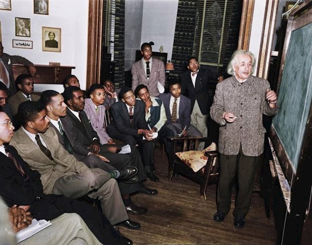 5. Albert Einstein podučava na Sveučilištu Lincoln, 1946. Slika je naknadno kolorizirana.