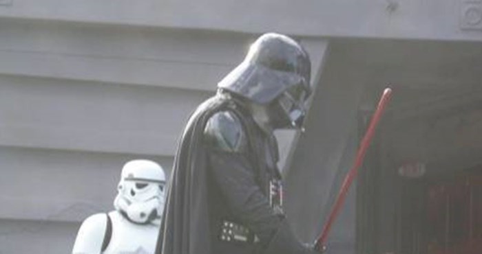 Klinac je dobro "sredio" ovog lika u kostimu Darth Vadera