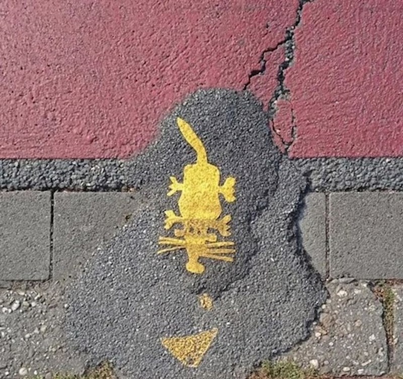 15. Netko nepoznat je nalio malo asfalta na pregib između kolnika i pločnika kako bi biciklistima bio olakšan prijelaz