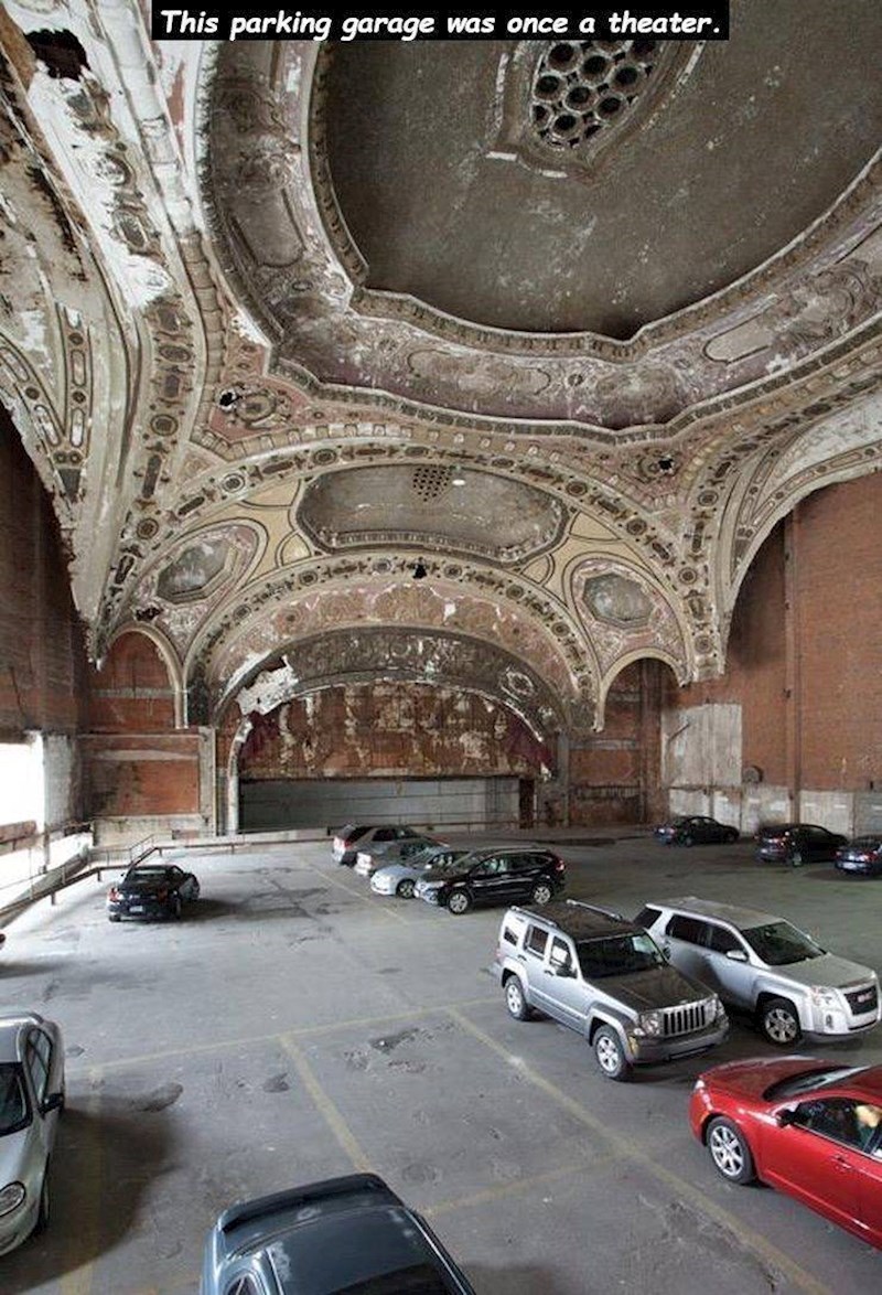 Ova neshvakidašnja garaža je bivše kazalište. :)