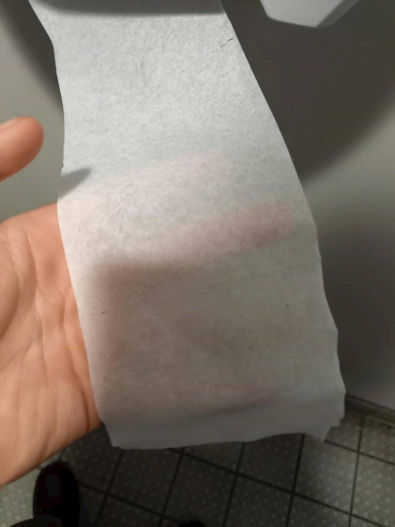 6. Na pakiranju wc papira pisalo je da je troslojan...