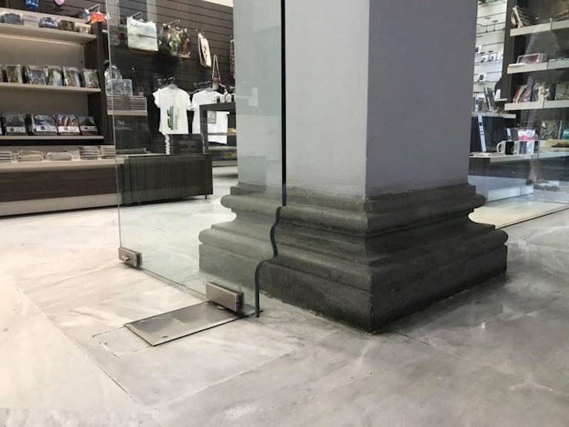 2. Ova vrata savršeno su uklopljena s ovim stupom.