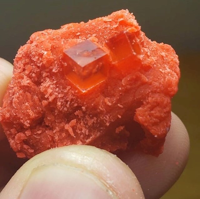 Kristal koji nastaje u plastelinu.