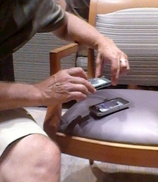 9. Moj tata ovako šalje podatke s mobitela na mobitel...