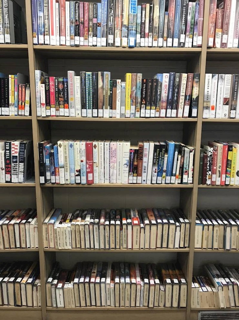 16. Okrenuli su knjige sa donjih polica prema dolje zbog lakše preglednosti