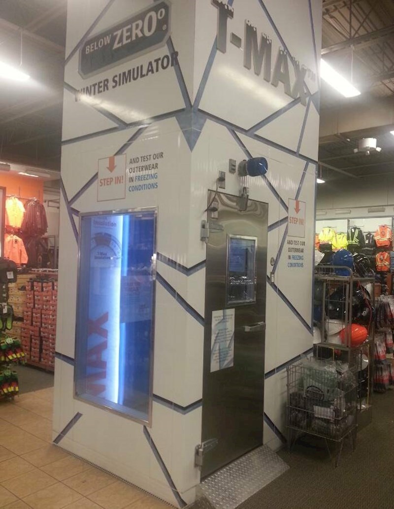 7. Ova dućan sportskom odjećom ima simulator zime kako bi kupci mogli isprobati odjeću u stvarnim uvjetima