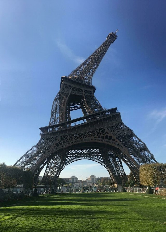3. Netko je pokušao napraviti panoramsku snimku Eiffelovog tornja. Nije baš uspio.
