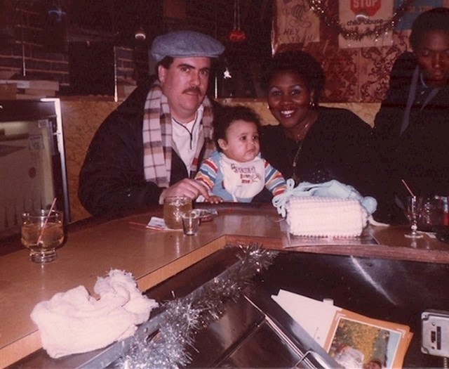 9.“Moja majka, otac i ja, dojenče u kafiću, jer tako se to radilo u 80-ima.”
