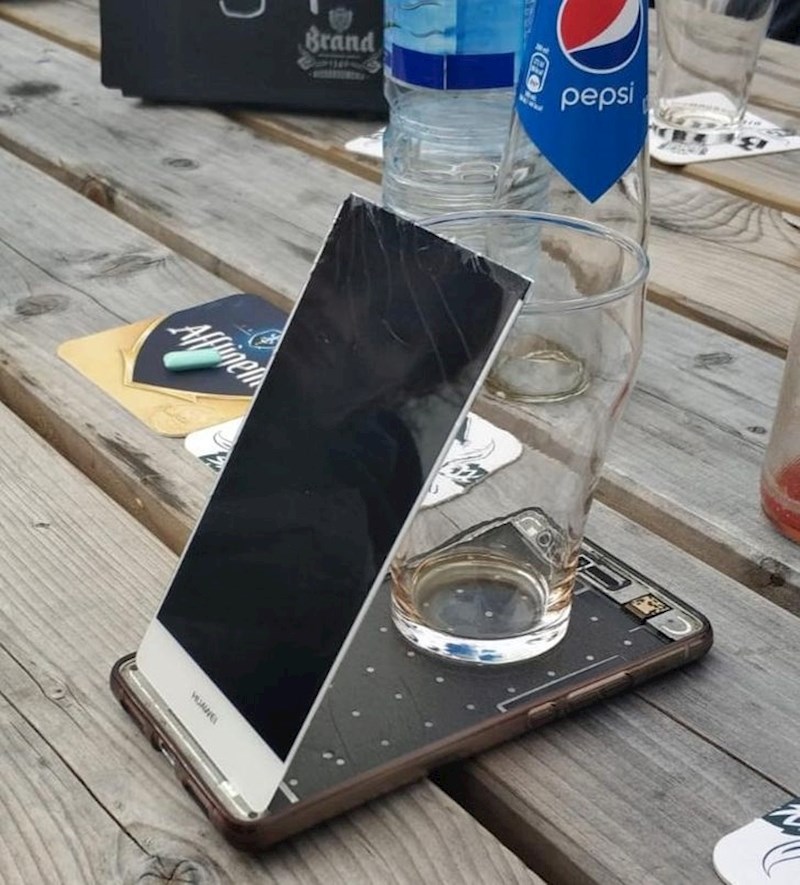 10. Ovako je moja teta posložila mobitele, jer je "praktično".