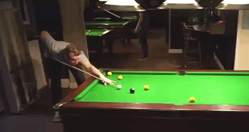 Ovaj lik je katastrofalan igrač biljara, pogledajte što je izveo