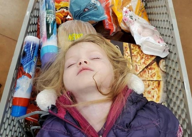 4. Zaspala je u shopping kolicima. Zar ne izgleda kao pala vikinška ratnica?🤩