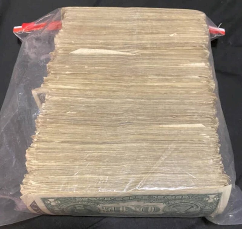 15. Netko je godinama skupljao novčanice od 1 dolar koje je dobio kao napojnicu i sad ima preko tisuću dolara!