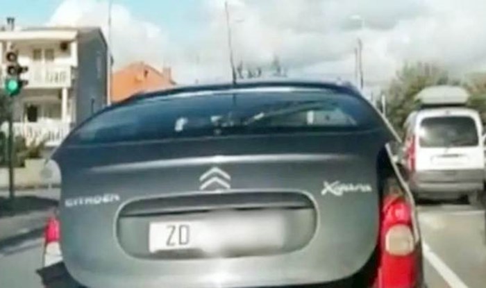 Morat ćete dobro protrljati oči kad vidite što viri iz prtljažnika ovog auta, prizor je skroz sulud