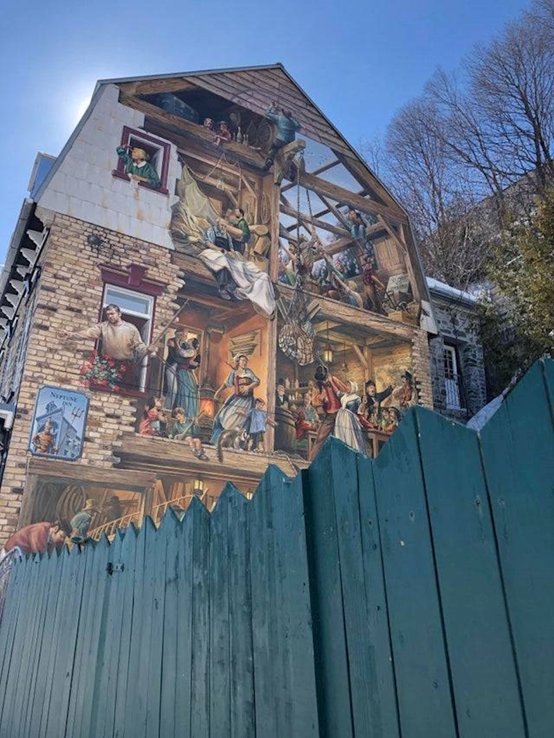 34. Mural na zgradi i plavo nebo savršeno su se uklopili.