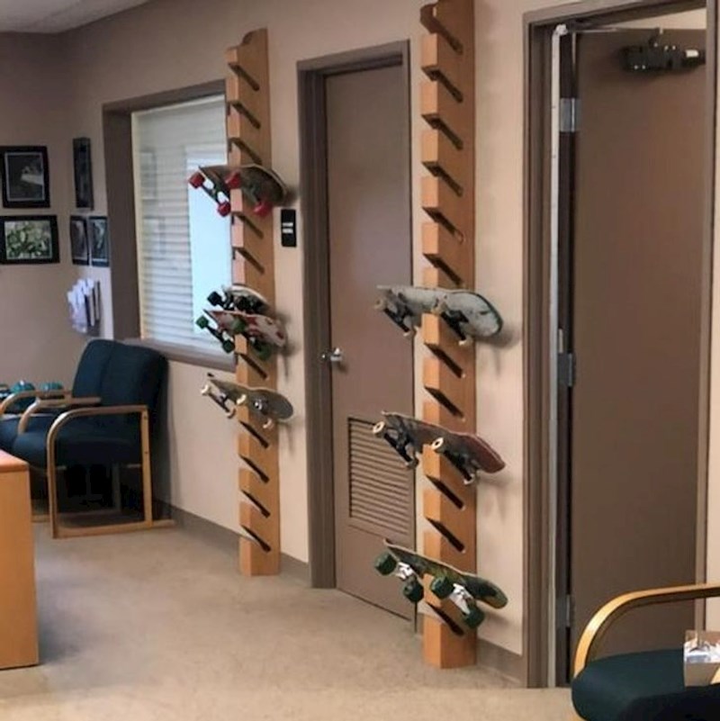 12. Posebno izrađene police za odlaganje skateboarda u jednoj srednjoj školi u Americi. Tamo stvarno osluškuju potrebe svojih učenika!