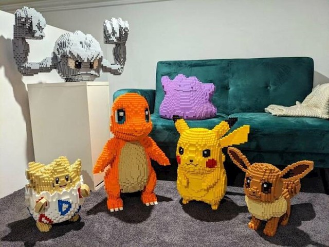 9. Slaže lego pokemone