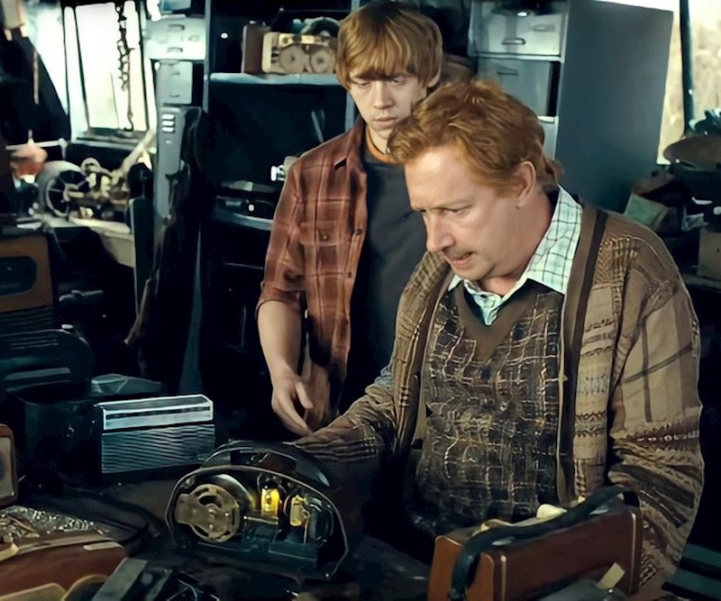 12. Gospodin Weasley izrađuje radio za Red feniksa.