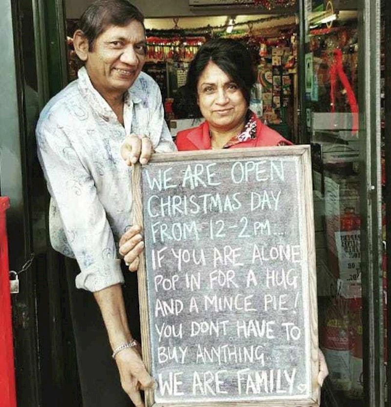 2. Ovaj bračni par koji je otvorio svoj dućan za Božić i pozivao ljude na besplatnu pitu i zagrljaj.