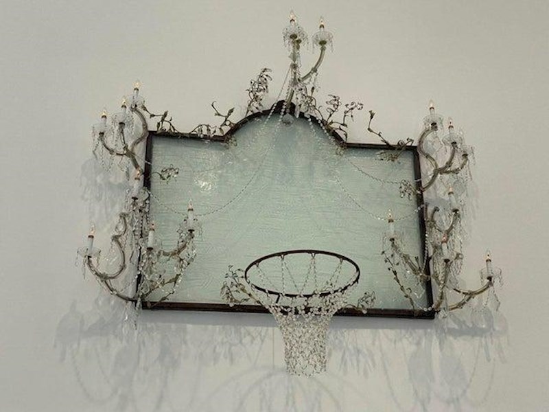 9. Teško je shvatiti što je dizajner ovog lustera htio postići