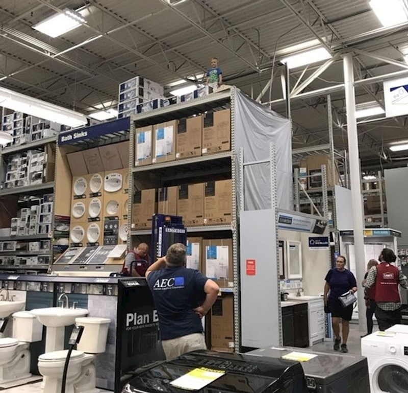 10. Klinac je izgubio tatu u dućanu, panično ga tražio i nekako završio na vrhu visoke police