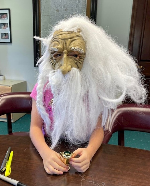 7. "Povela sam kći u ured. Našla je ovu masku i tako provela cijeli dan."