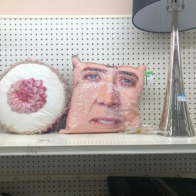 17. Šljokasti jastuk s licem Nicolasa Cagea - svako kućanstvo mora imati ovo!🤣