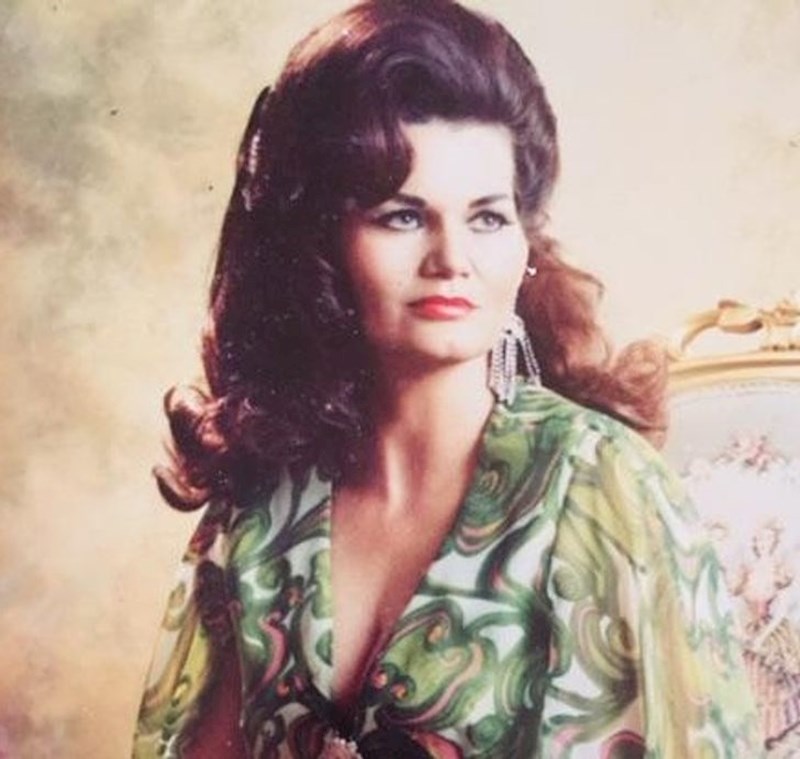 9. Posvojena sam, a kad me moja biološka obitelj pronašla, poslali su mi fotografije među kojima je bila i ova moje prezgodne bake.