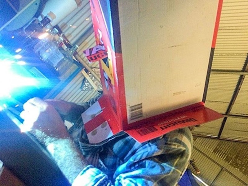 14. Nema kacige? Ma nema veze, može i kutija.