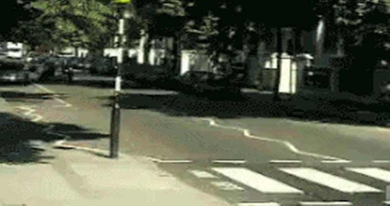 Nadzorne kamere snimile su prečudnu situaciju na pješačkom prijelazu