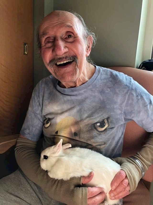 8. "Moj djed prvi put u životu drži zeca!"