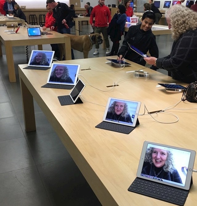 12. "Moj otac i ja (u šali) smo rekli mami da ćemo napustiti Appleovu trgovinu tek nakon što ona na svakom uređaju napravi selfie. Iduće što pamtim je ova scena."