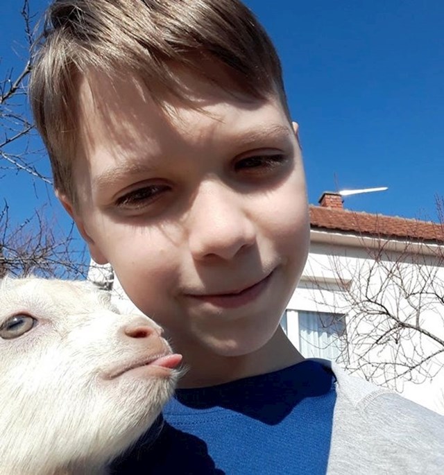 10. "Uzeo je moj mobitel samo kako bi opalio ovaj selfie."