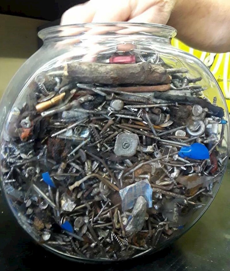 3. Ovaj automehaničar već 30 godina skuplja predmete koje je pronašao u probušenim gumama