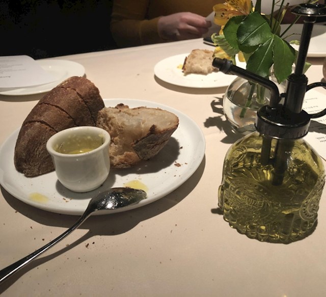 8. "Na teži način saznao sam da u ovom talijanskom restoranu drže dezinfekcijsko sredstvo u posudicama za maslinovo ulje..."