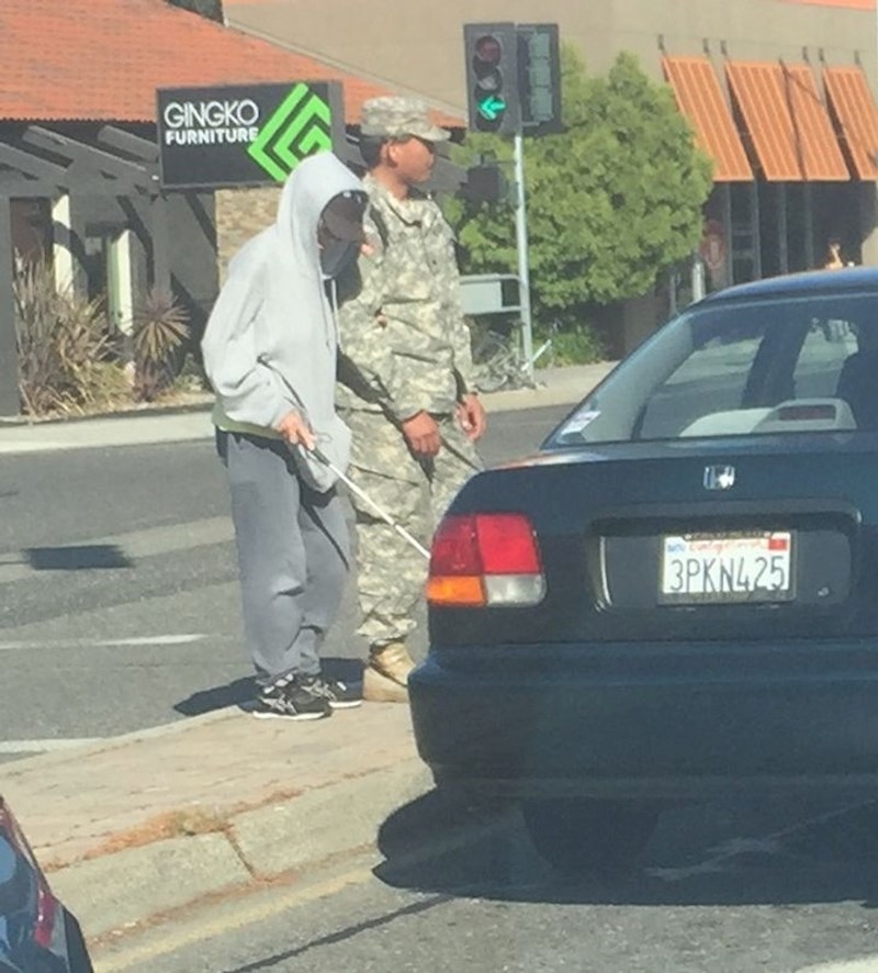 9. Vojnik je zaustavio auto i promet kako bi pomogao slijepom čovjeku da pređe cestu