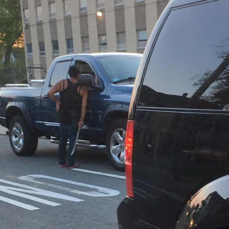 4. Ležerno hoda cestom s mačem u ruci