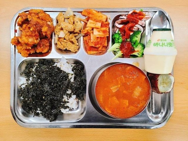 9. Ovako izgleda jedan tipičan školski ručak u Južnoj Koreji
