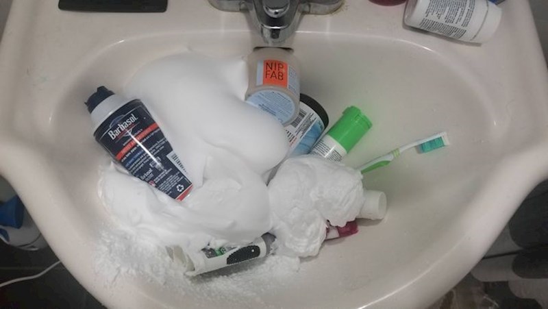 13. Tražila sam kremu na gornjoj polici, prevrnula cijeli sadržaj police, uništila nekoliko proizvoda, ozlijedila prst i na kraju ustanovila da je krema u drugoj sobi...