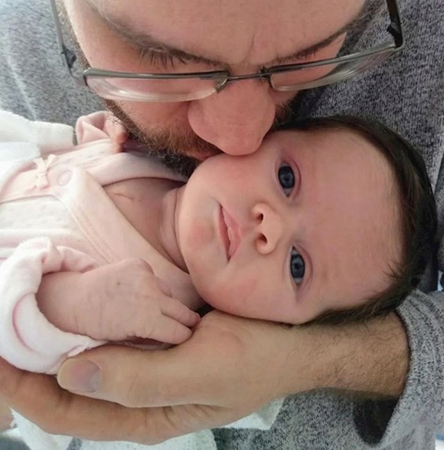 "Moja kćerka i ja nakon njezine operacija srca. Tako malena, a tako velik borac!"
