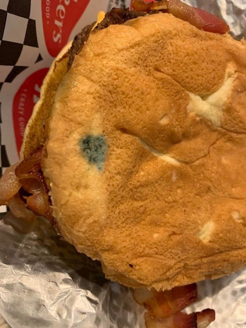 4. Svemir mu je poručio da mu taj burger nije potreban