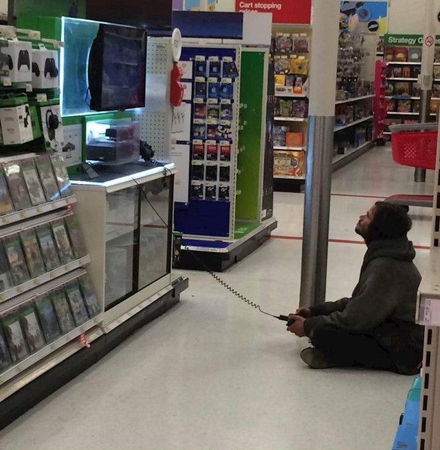 16. Beskućnik koji igra X-box u dućanu