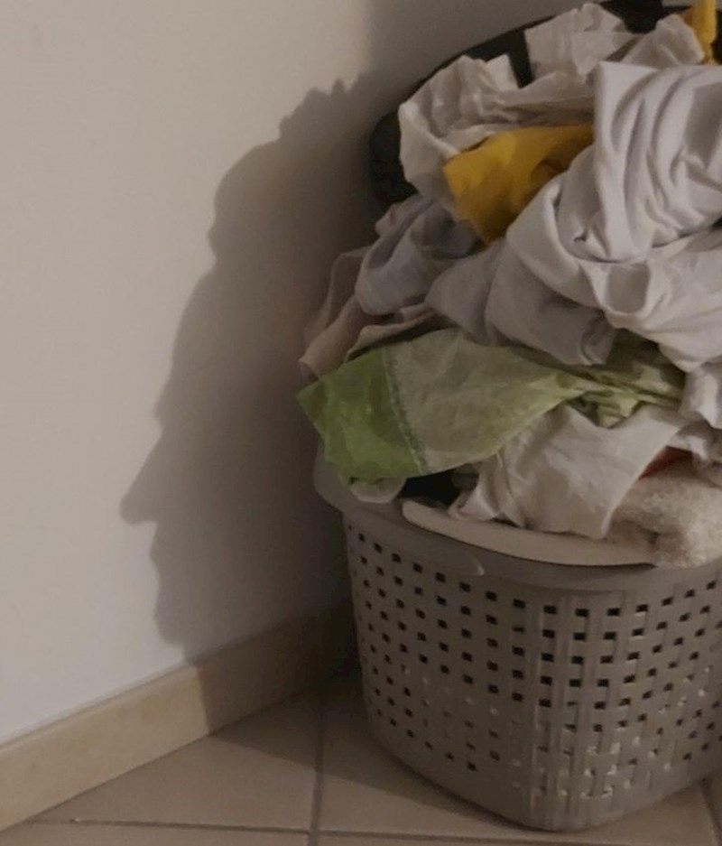 11. Sjena prljavog rublja izgleda kao profil čovjeka