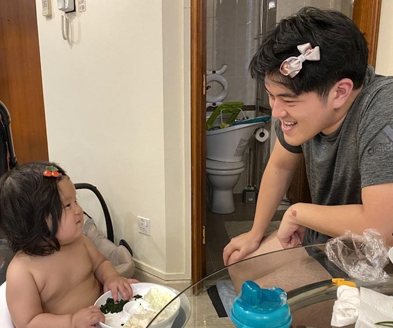 8. Tata pokušava naučiti svoju kći da ne skida ukosnice