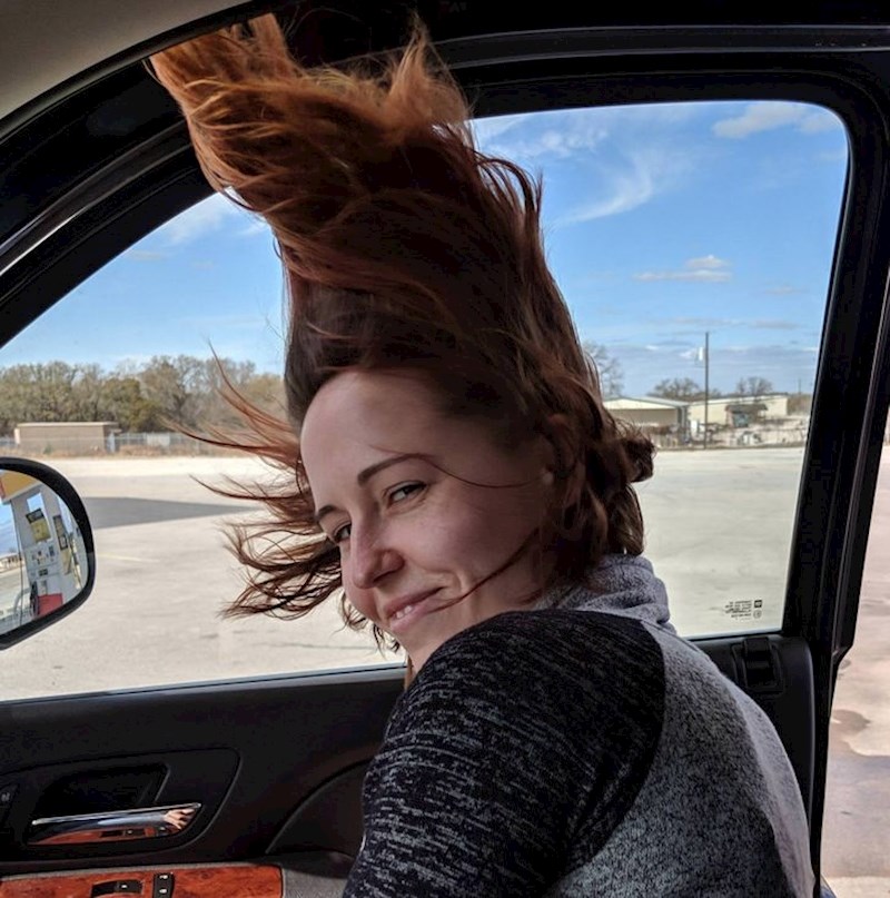 17. Muž ju je fotkao točno kad je otvorila vrata od automobila, a vani je puhao jak vjetar