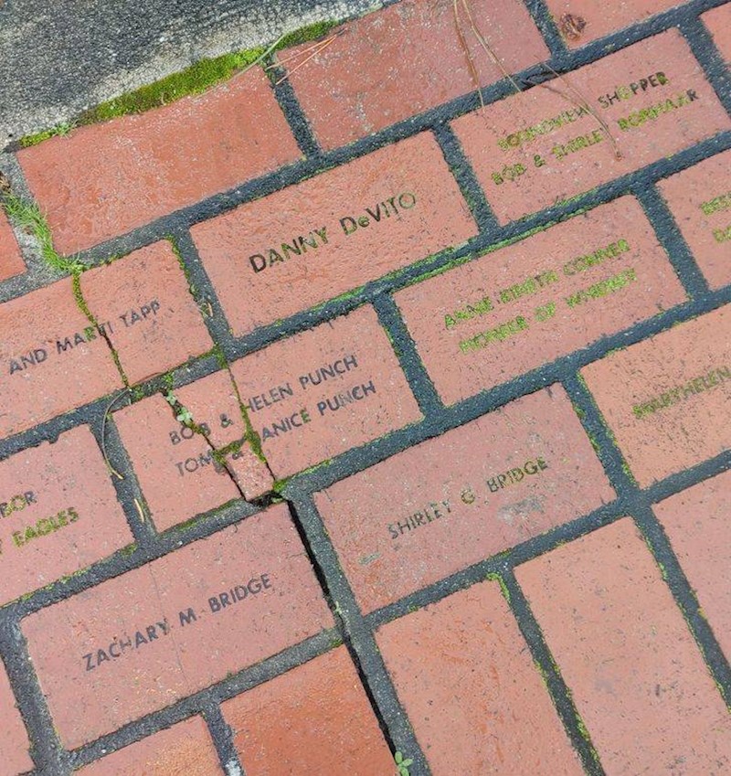 4. "Danny DeVito podržao je mali lokalni muzej u mojem gradiću."